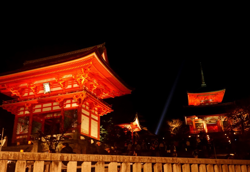 紅葉シーズン到来！京都清水寺はライトアップされた風景がとても綺麗