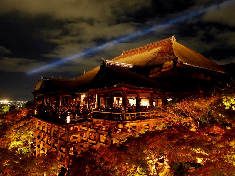 紅葉シーズン到来！京都清水寺はライトアップされた風景がとても綺麗