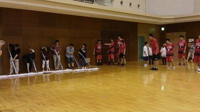 選手がモップ掛けにチャレンジ☆☆