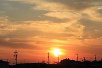 夕日と飛行機雲（浜松市北区三方原）