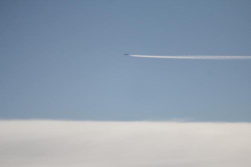 雲海の飛行機雲