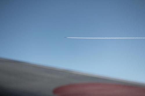 雲海の飛行機雲