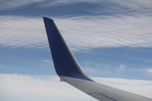 雲海の飛行機雲