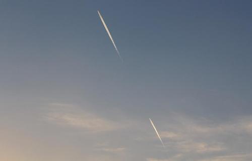 飛行機雲、夕日、月