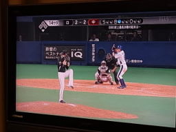 野球延長・・・ワイン飲みながら観戦中！