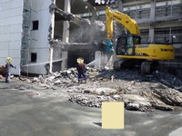 解体中は散水してほこり対策します 2016/05/17 19:02:06