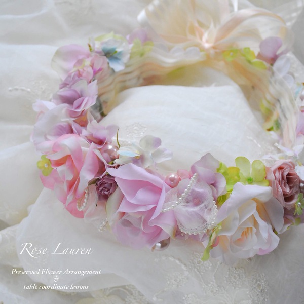 ちょっと大きめの花冠は新婦さまのワンちゃんの花首輪なんです♪
