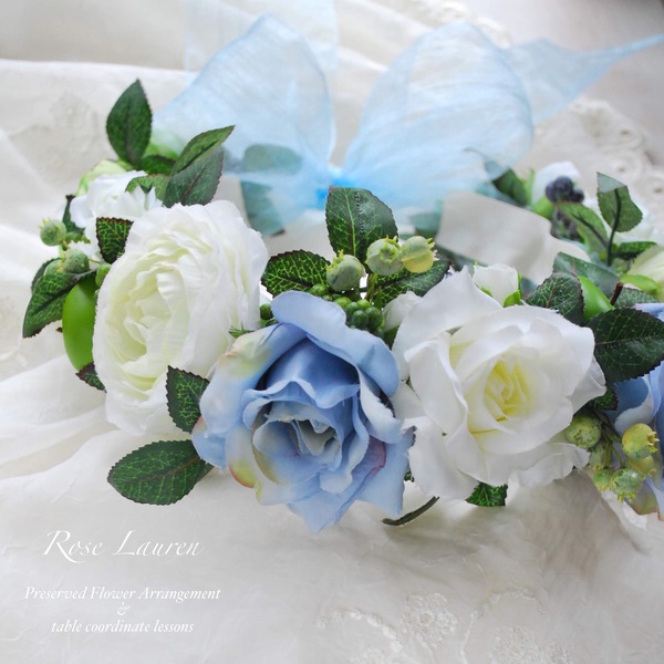 ちょっと大きめの花冠は新婦さまのワンちゃんの花首輪なんです♪
