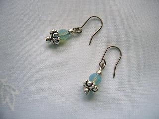 スワロとメタルパーツのピアス