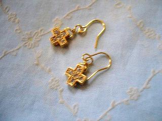 クロスのピアス