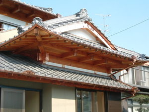 船がい入母屋造りのある家