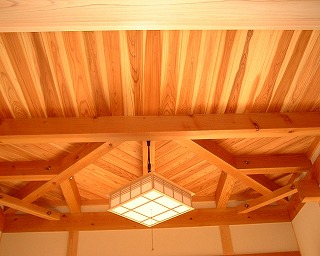 船がい入母屋造りのある家