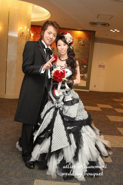 色ドレスも手作りブーケで個性的に。