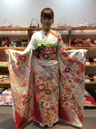 あなたもきっと着物が好きになる 着物の専門店 和ろうど 静岡県静岡市 成人式らしく 白と赤のコーディネート