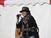 食べたり喋ったりのんびりしたり、いろんなスタイルで楽しめるのが屋外イベントの楽しみ！ステージを楽しみながらのんびり
