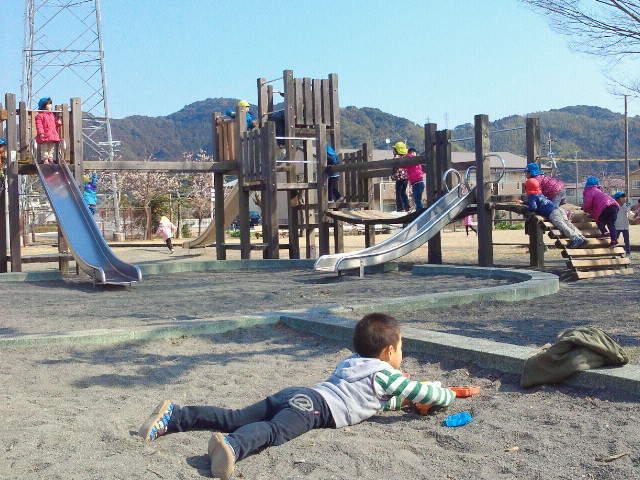 公園の砂場で…　くつろぎすぎ！