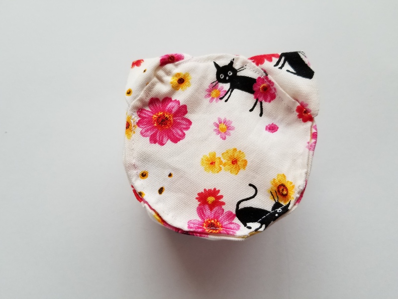 花畑の猫　猫丸ポーチ