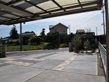 ガーデンと駐車場