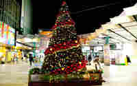 駅前広場のクリスマスツリー