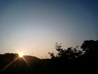 昨晩はスゴイ雷でしたネ☆今日の日の出です。