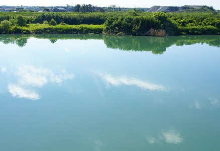 川の空