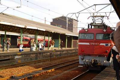 寝台特急はやぶさ富士・下関駅にて機関車交換