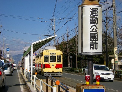 豊橋市電運動公園前電停にて。なつかし塗装電車