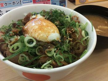松屋も始めた「ねぎ玉牛めし」