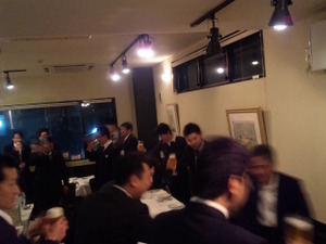 懇親会は……
