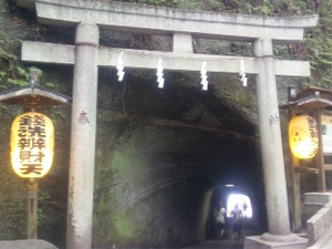 銭洗弁財天にて…