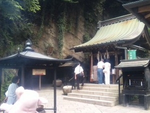 銭洗弁財天にて…