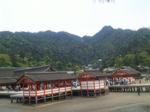 厳島神社にて…