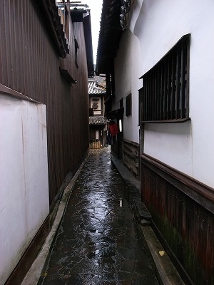 「雨上がりの路地裏」