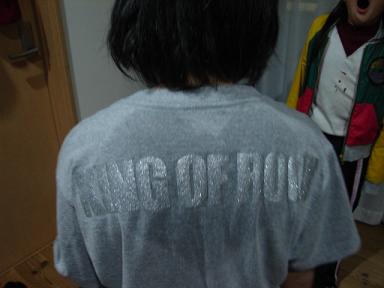 背中に…