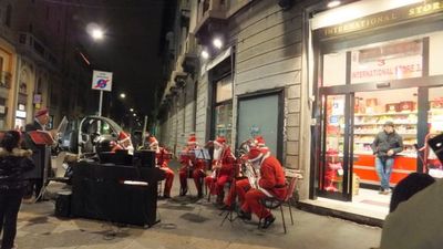 もうすぐクリスマス。街はあれこれと、、、