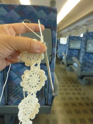 新幹線の中で、あみあみ。