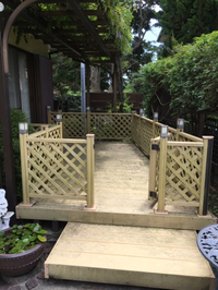 リクシル樹ら楽ステージのウッドデッキ掃除