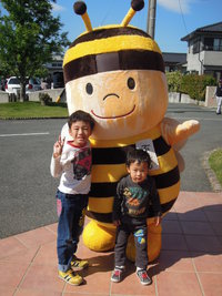 ぶんぶん登場で子ども達に大人気♪ 2013/05/04 09:16:07